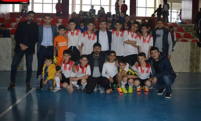 Palu`da Ortaokul ve Liselerin Oynadığı Futbol Turnuvasının Şampiyonları Belli Oldu 
