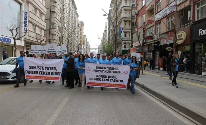 Elazığ`da Sağlıkçılar Sokağa İndi