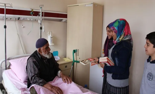 Palu Yatılı Bölge Okulu Öğrencileri Hastalarla Kitap Okuyor