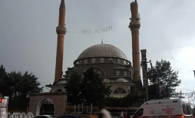 Cami minaresine yıldırım isabet etti 