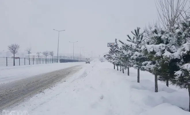 Bingöl-Erzurum yolu kar nedeniyle trafiğe kapatıldı  