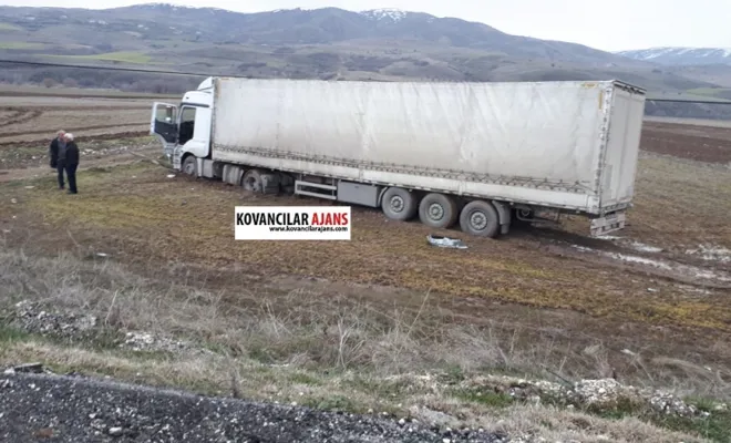 Tarlaya Dalan Tır 300 Metre Sonra Durabildi 