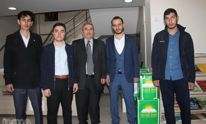 HÜDA PAR'dan Elazığ Halk Kütüphanesine kitap bağışı  