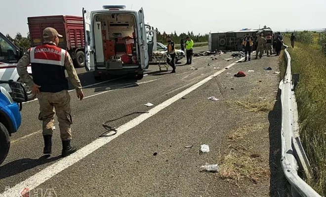 1 Mayıs kutlamasına giden midibüs devrildi: 5 ölü 14 yaralı-VİDEO