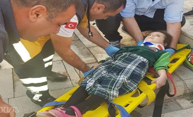 Suriyeli öğrenciye otomobil çarptı 