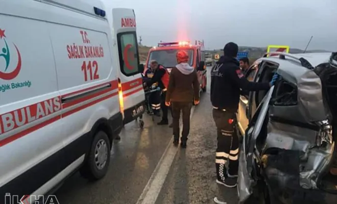 Hafif ticari araç ile pikap çarpıştı: 3 yaralı