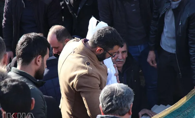 Elazığ'daki depremde hayatını kaybeden 2 küçük kardeş aynı tabuta konuldu