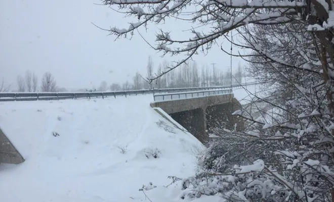 Palu`da Kar Hangi Köy Yollarını Kapattı