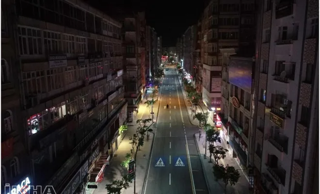 Coronavirus sürecinde kapatılan caddelerdeki yollar onarıldı