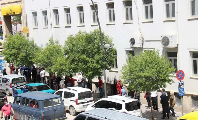 Elazığ'da sosyal mesafe kuralları posta kuyruklarında ihlal ediliyor