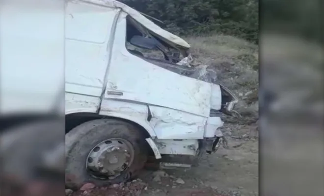 Hafriyat kamyonu 50 metre uçurumdan aşağı düştü 