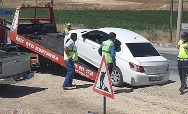 Yol yapım çalışması yapılan yerde iki otomobil çarpıştı: 2 yaralı 