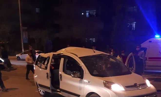 Karşı şeride geçen araç otomobil ile çarpıştı: 4 Yaralı