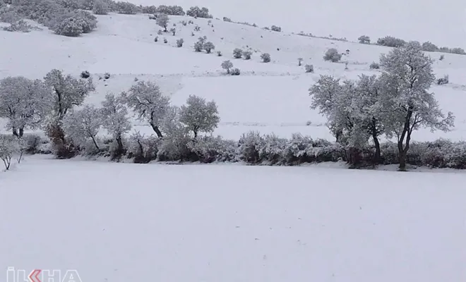 Elâzığ'da yağan kar 14 köy yolunu ulaşıma kapattı