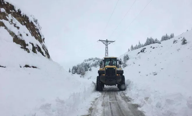 Elazığ'da kar yağışı nedeniyle 90 köy yolu ulaşıma kapandı