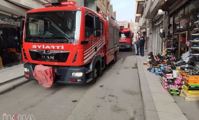Elazığ`da Metruk binalarda çıkan yangınlar bitmek bilmiyor 