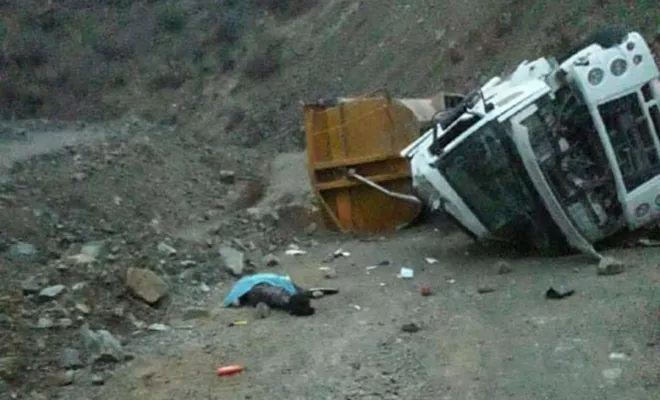 Şarampole yuvarlanan tırın şoförü hayatını kaybetti