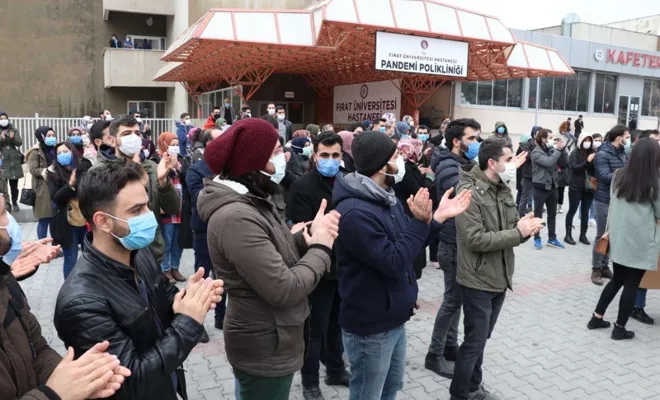 Fırat Üniversitesi Hastanesi personeli üçlü vardiya sistemini protesto etti
