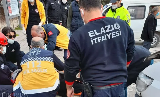 Elazığ` da Kamyonetle minibüs çarpıştı: 8 yaralı 