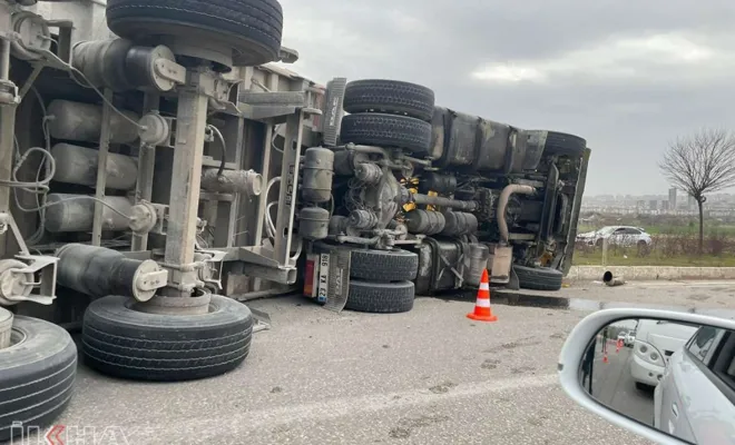 Refüje çarpan tır devrildi: Bir yaralı 