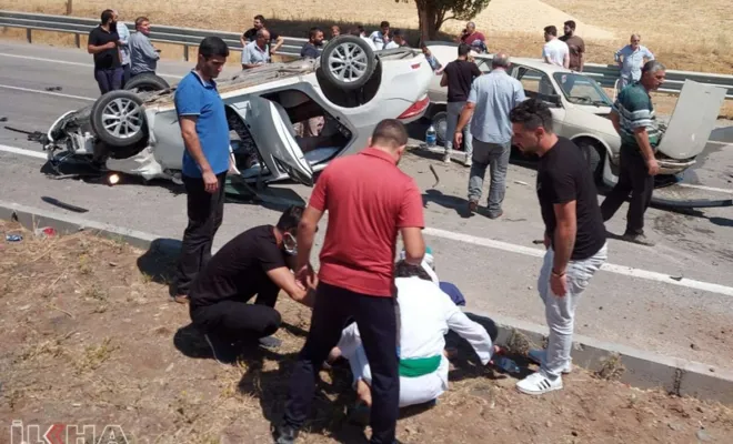 Elazığ`da İki otomobil çarpıştı: 8 yaralı 