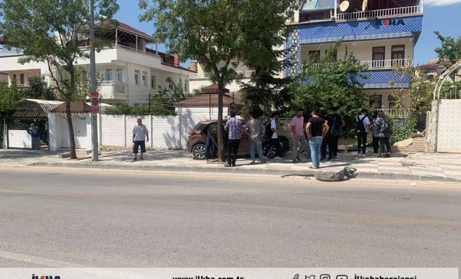 Aynı istikamette giden otomobiller maddi hasarlı kazaya neden oldu 