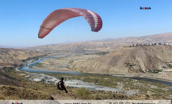 Paraşütçüler ilk kez Palu'da uçtular 