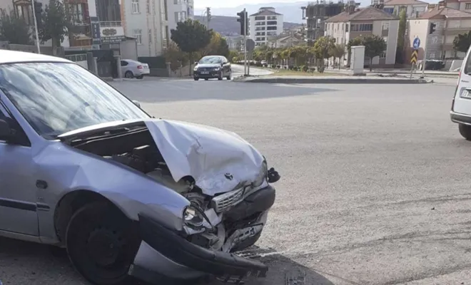 Elazığ'da 2 otomobilin çarpıştığı kazada 2 kişi yaralandı 