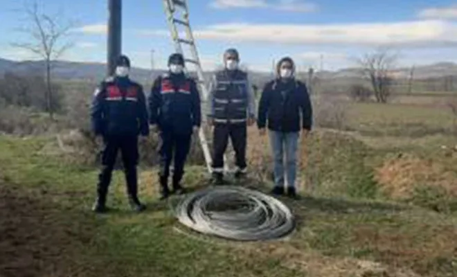 Elazığ’da kablo çalmaya çalıştığı belirtilen şahıslar suçüstü yakalandı 