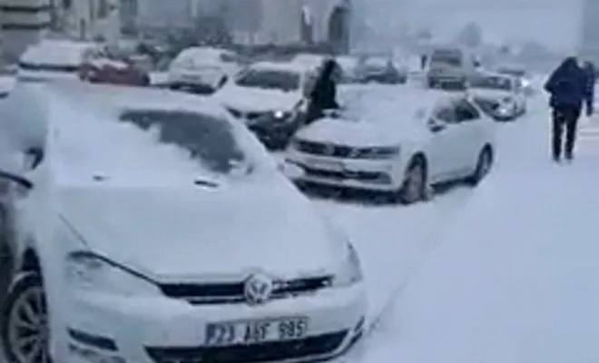 Elazığ’da kar yağışı nedeniyle onlarca araç birbirine girdi 