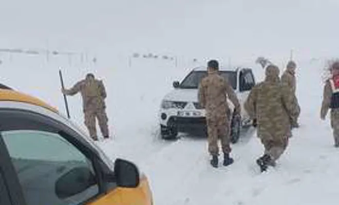 Kovancılar`da mahsur kalan 4 kişi jandarma tarafından kurtarıldı 