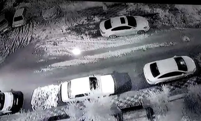 Elazığ’da bir kişi kaldırımda yürürken çukura düşme anı kameralara yansıdı