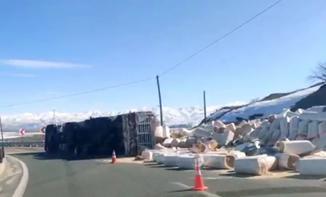 Elazığ’da saman yüklü tır devrildi: 1 yaralı 