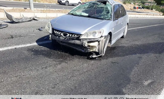 Palu`da Kontrolden çıkan otomobil kaza yaptı: 3 yaralı