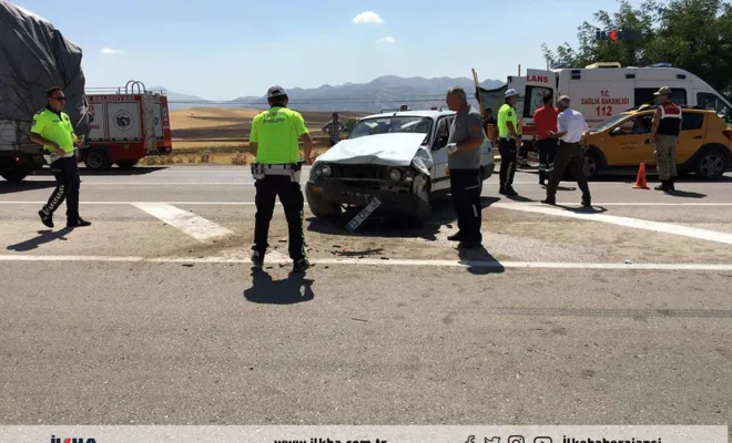 Kovancılar`da ana yola kontrolsüz çıkan otomobil kaza yaptı: 5 yaralı 