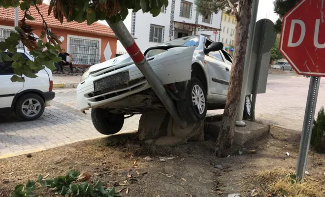 Palu`da kavşağı dönemeyen otomobil kaza yaptı