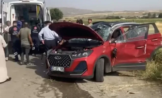 Kovancılar’da Takla Atan Otomobilde 2 Kişi Yaralandı