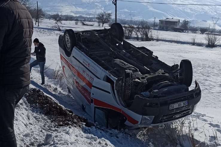 Elâzığ`da ambulans kaza yaptı  