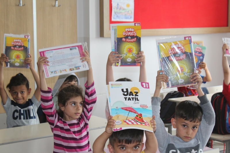 Kalehan Beyhan Enerji Palu`da okul öğrencilerine tatil kitabı dağıttı