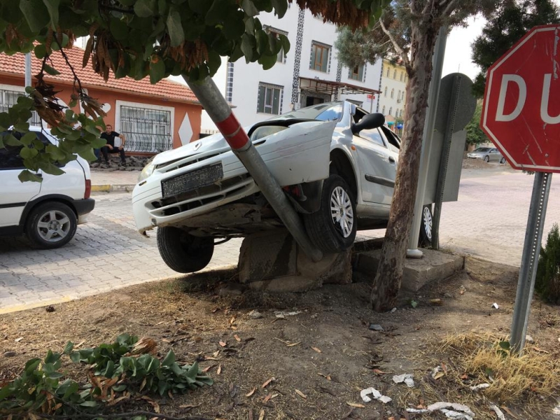 Palu`da kavşağı dönemeyen otomobil kaza yaptı